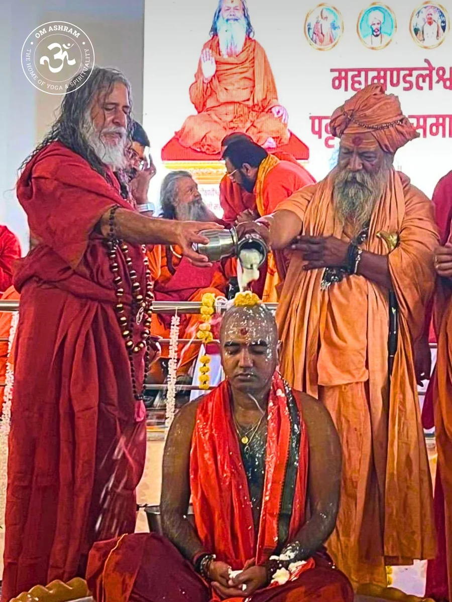 Acharya Swami Vishokanand Bharti and Swami Vishwatmanand Saraswati performing Mahamandaleshwar Pattabhishek at OM Ashram Jadan.